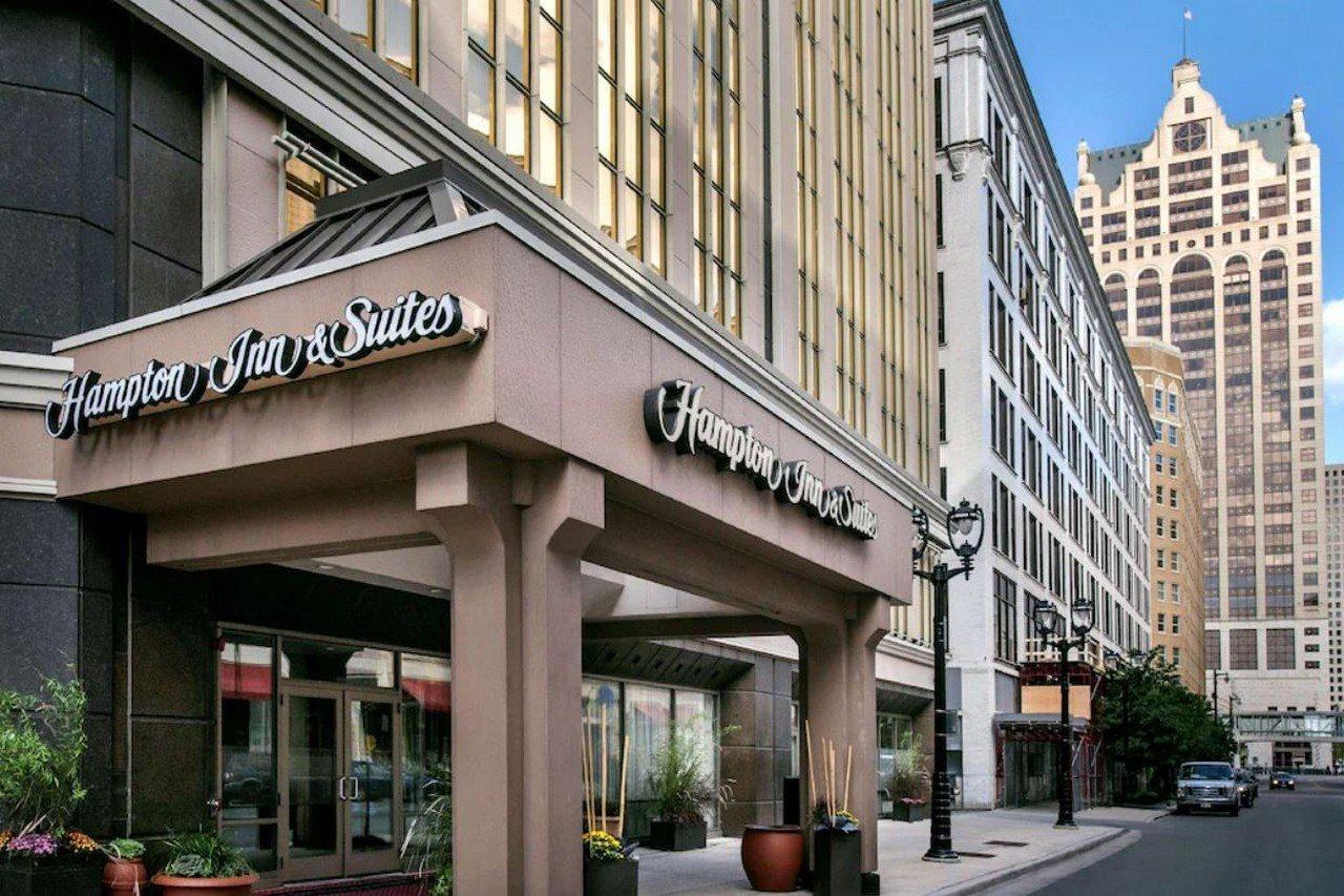 Hampton Inn & Suites Milwaukee Downtown Exterior foto