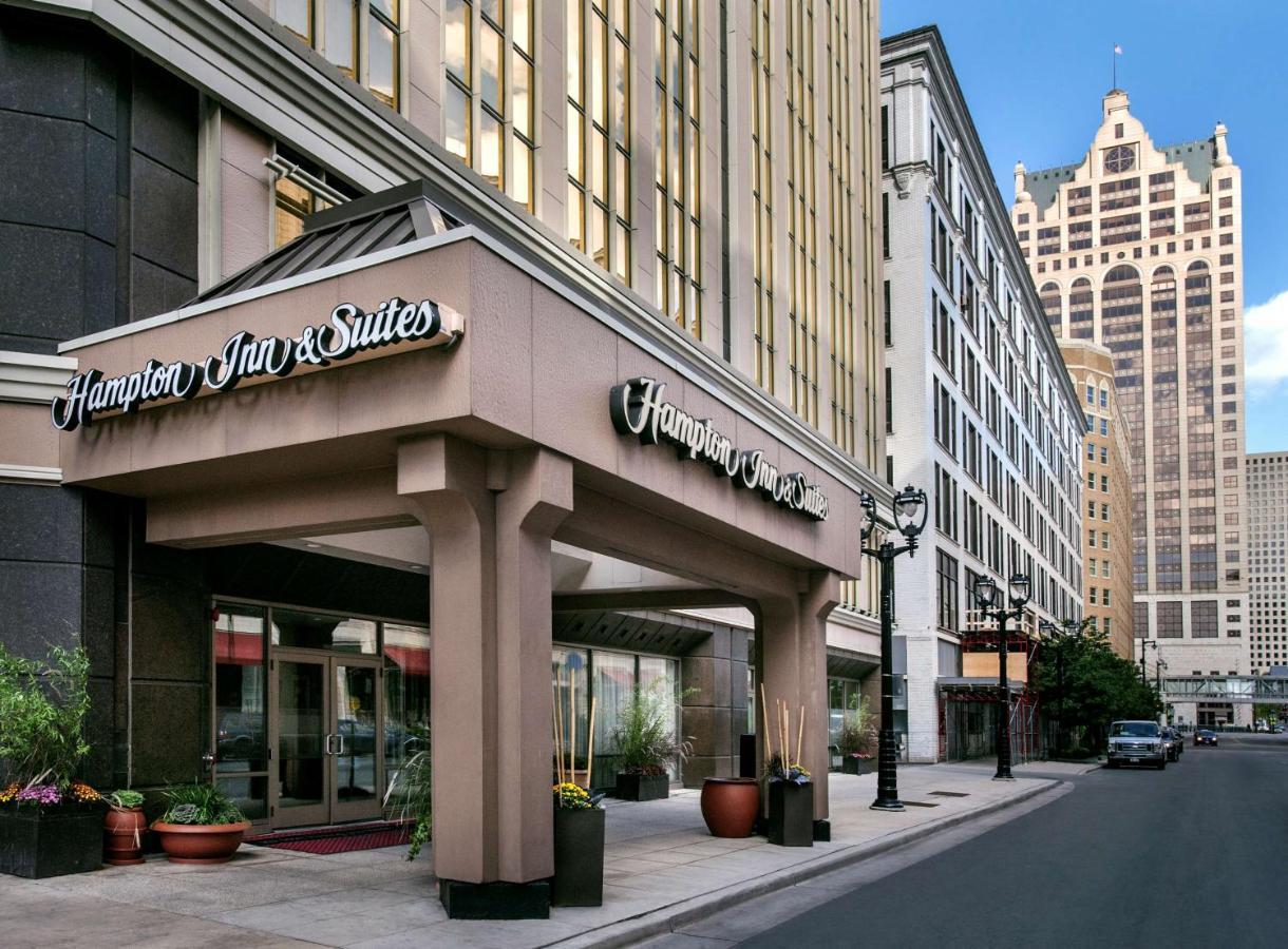 Hampton Inn & Suites Milwaukee Downtown Exterior foto