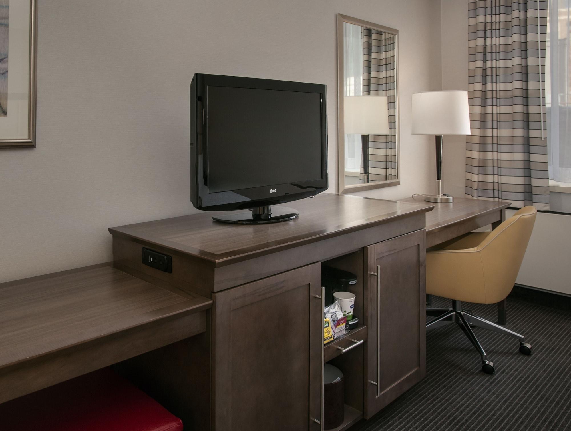 Hampton Inn & Suites Milwaukee Downtown Exterior foto