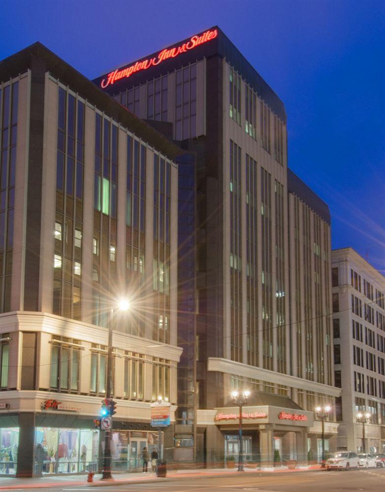 Hampton Inn & Suites Milwaukee Downtown Exterior foto